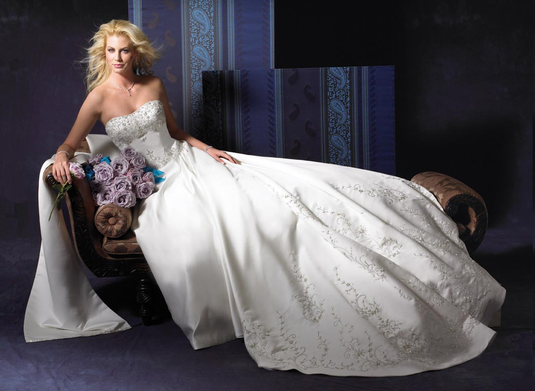 Classic strapless wedding dress / gown 018