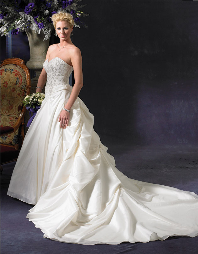 Classic strapless wedding dress / gown 019